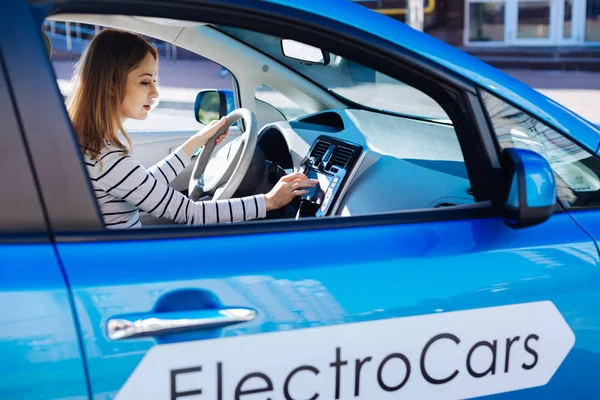 Duyusal panelde bir düğmeye basarak güzel ciddi kadın