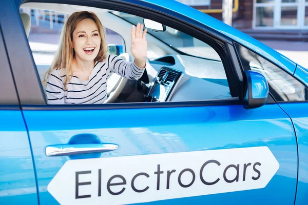 Mutlu mutlu kadın pencereden dışarı bakıyor