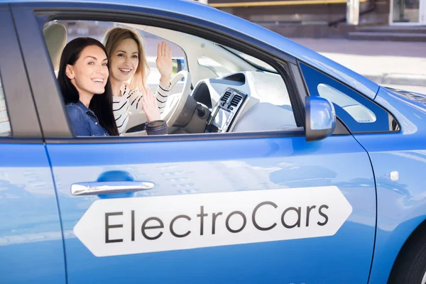 Ellerini sallayarak memnun mutlu kadın