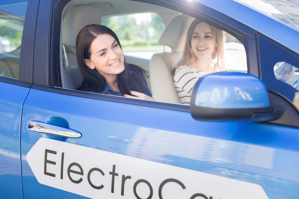 Mutlu çekici kadın pencereden dışarı bakıyor