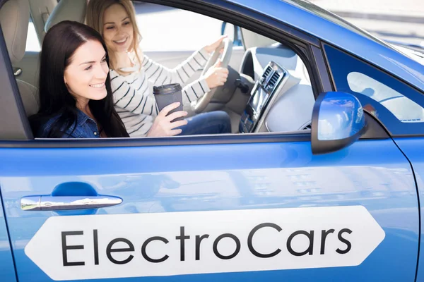 Onların araba sürmek zevk neşeli güzel kadınlar