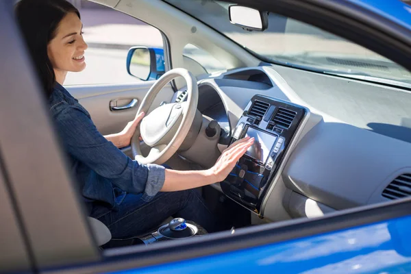 Mulher inteligente bonita sentada em seu carro — Fotografia de Stock