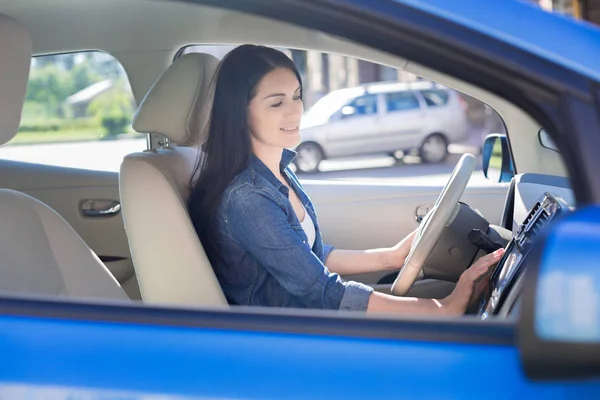 Attraktiva vackra kvinnan stirrade hennes bil — Stockfoto