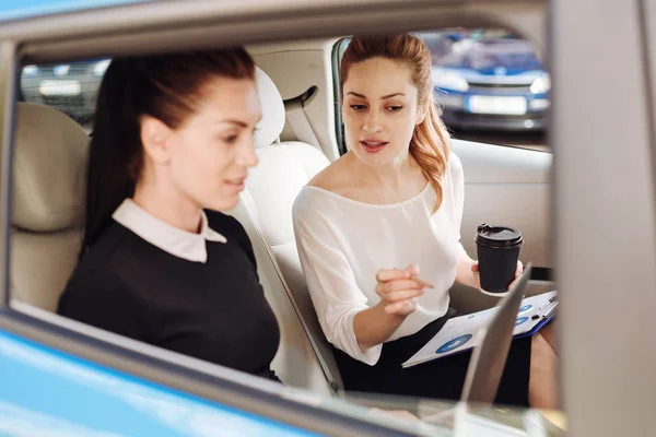 Empresárias profissionais inteligentes trabalhando no carro — Fotografia de Stock