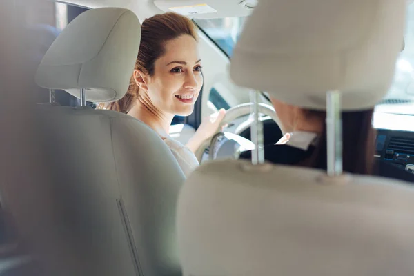 Alegres mujeres felices teniendo una conversación — Foto de Stock