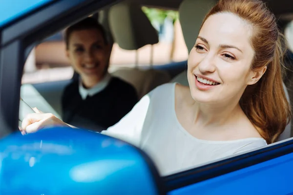 Szczęśliwą kobietą zachwycony, ciesząc się jej jazdy — Zdjęcie stockowe