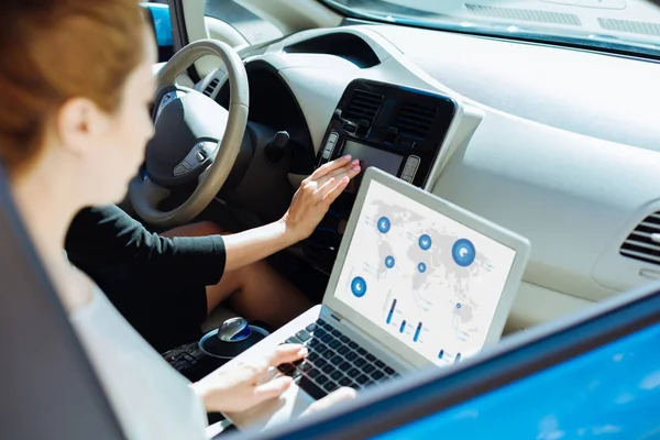 Bir modern yenilikçi laptop-in yakın çekim