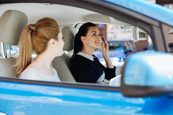 Happy positive woman painting her eyelashes — Stock Photo, Image