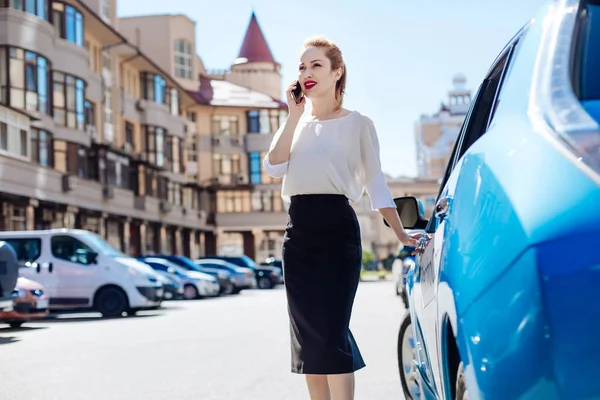 Schöne kluge Geschäftsfrau beim Telefongespräch — Stockfoto