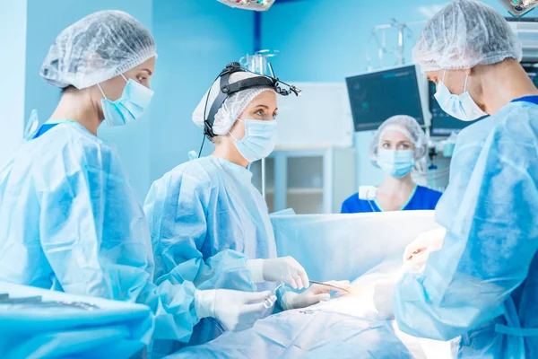 Yetkili cerrah hastasını tedavi