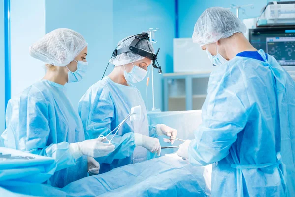 Серйозний хірург лікує свого пацієнта — стокове фото