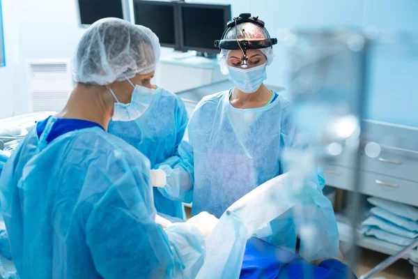 Серйозна медсестра дивиться на свого пацієнта — стокове фото