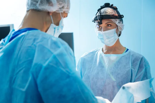 Delighted surgeon standing opposite her colleague — Stock Photo, Image