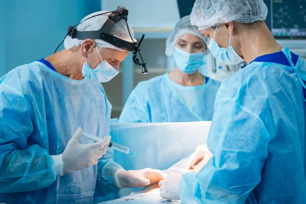 Yetkili üst düzey cerrah enjeksiyon yapıyor