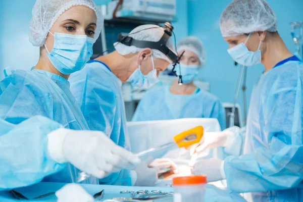 Özenli erkek pamuk tampon holding