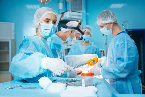 İş arkadaşları yardım ciddi kadın kişinin