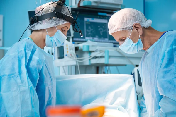 Cirurgiões competentes fazendo operação complexa — Fotografia de Stock