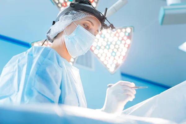 Trabajador médico atento preparándose para la operación — Foto de Stock
