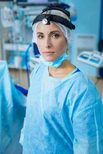 Retrato de mujer seria que trabaja en el hospital — Foto de Stock