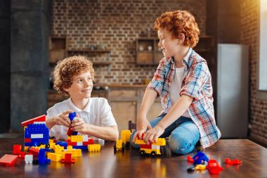 Neşeli çocuklar birlikte oynarken sohbet