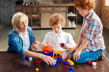 Aile üyeleri birlikte oynayan bina sürecinde tamamen absorbe
