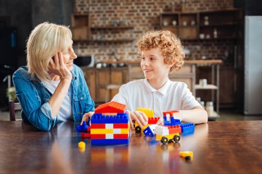 Onun gün hakkında konuşmak torunu dinlerken neşeli kadın kıdemli