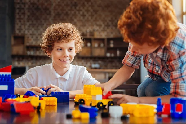 Frères positifs d'esprit jouant avec lego ensemble — Photo