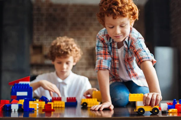 Adorável ruiva menino brincando com conjunto de construção — Fotografia de Stock