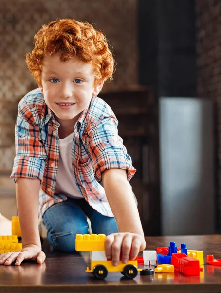 Güzel mavi gözlü çocuk oynarken kameraya bakıyor