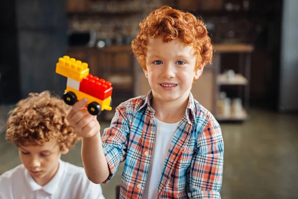 Encantador niño posando con un juguete para cámara — Foto de Stock