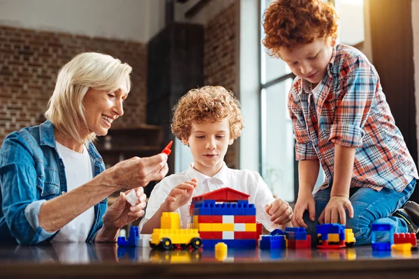 Yaşlı hanımefendi torun ile vakit