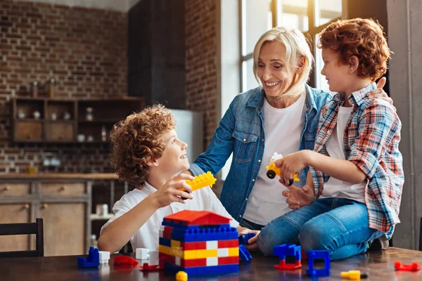 Sevgili büyükanne torunları Onlar oynarken sohbet