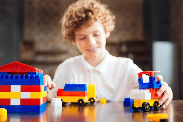 Alegre niño de pelo rizado jugando en casa — Foto de Stock