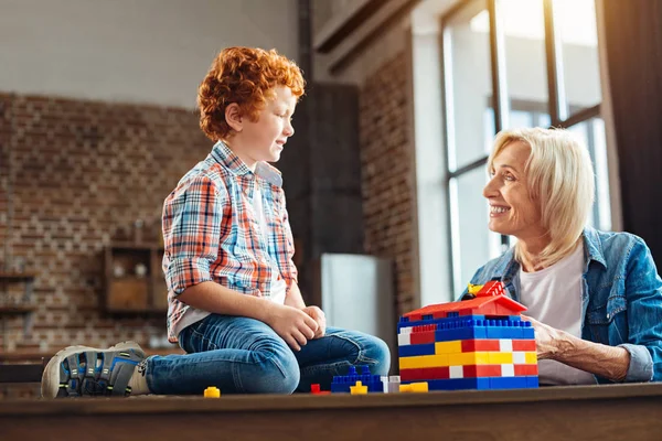 Sonriendo señora mayor y nieto mirándose — Foto de Stock