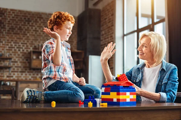 Birlikte oynarken neşeli aile üyeleri yüksek çakmak