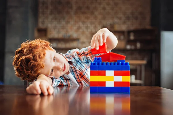 Pensiva criança brincando com o conjunto de construção — Fotografia de Stock