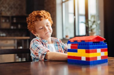 Düşünceli gelecekteki mimar renkli yarattığı incelenmesi