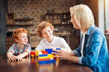 Meraklı çocuklar onların büyükanne için dinleme