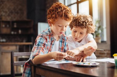 Birlikte vakit ve boyama dost kardeşler