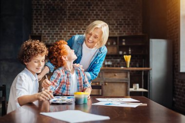 Sevgili büyükanne arıyor ve birlikte boyama torun