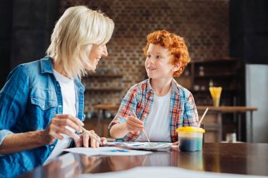 Resim yaparken büyükanne ile konuşurken heyecan küçük çocuk