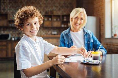 Sevimli çocuk evde Nine ile boyama