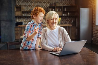 Meraklı küçük çocuk evde büyükannesi ile sohbet