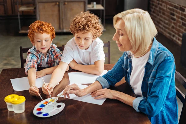 Entzückende kleine Maler arbeiten mit Großmutter an neuem Meisterwerk — Stockfoto