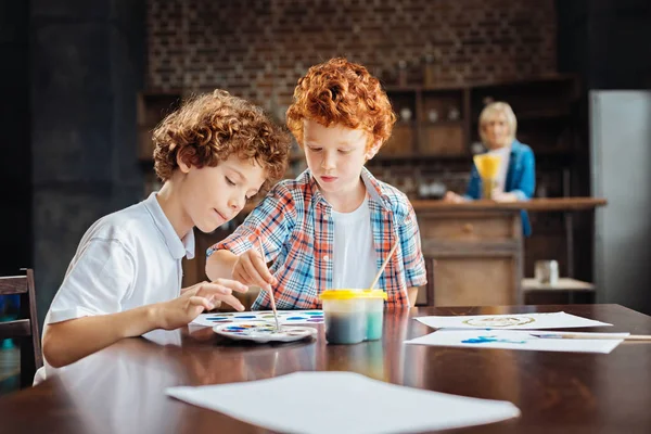 Intelligente Kinder mit lockigem Haar schaffen neues Meisterwerk — Stockfoto