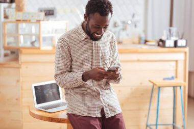 Mutlu adam telefonu kafede üzerinden arkadaşlarınıza iletileri gönderme