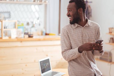 Onun adı ses için dönüm telefon ile neşeli adam