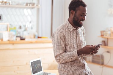 Yakışıklı adam manifatura telefon kafede