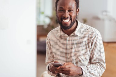 Gülümseyen genç adam arkadaşları ile sohbet