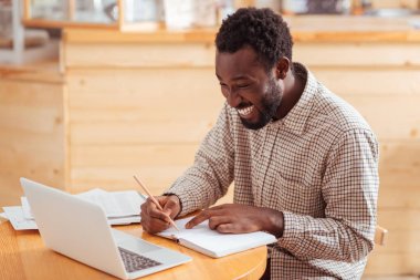 Çok memnun adam kafede onun günlük program planlama